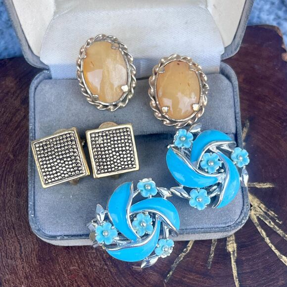 Vintage Clip On Earrings Set with Napier, Lisner, Agate Womens Mid Century - Picture 1 of 7